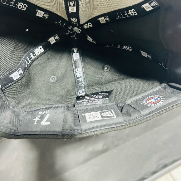 New Era Black Fitted Cap - Picture 4 of 5